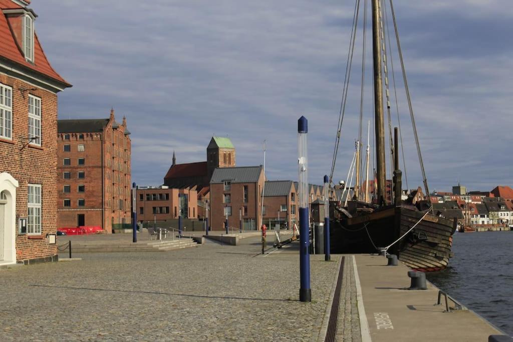 Dock 07 - Modernes 4 Sterne-Ferienapartment Direkt Am Hafen Висмар Экстерьер фото